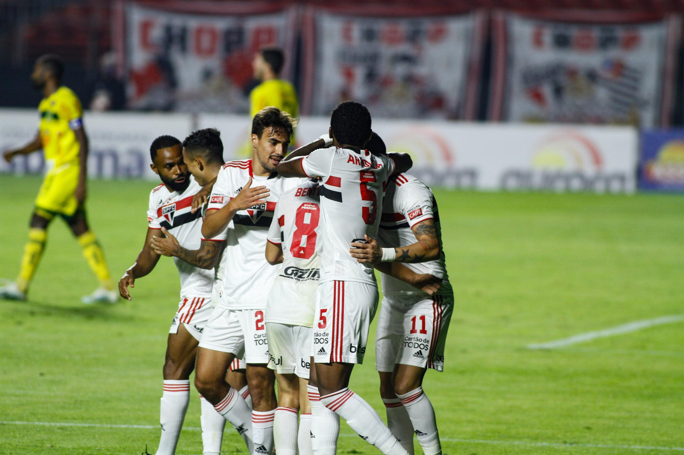 Jogadores do São Paulo comemorando gol contra o Mirassol