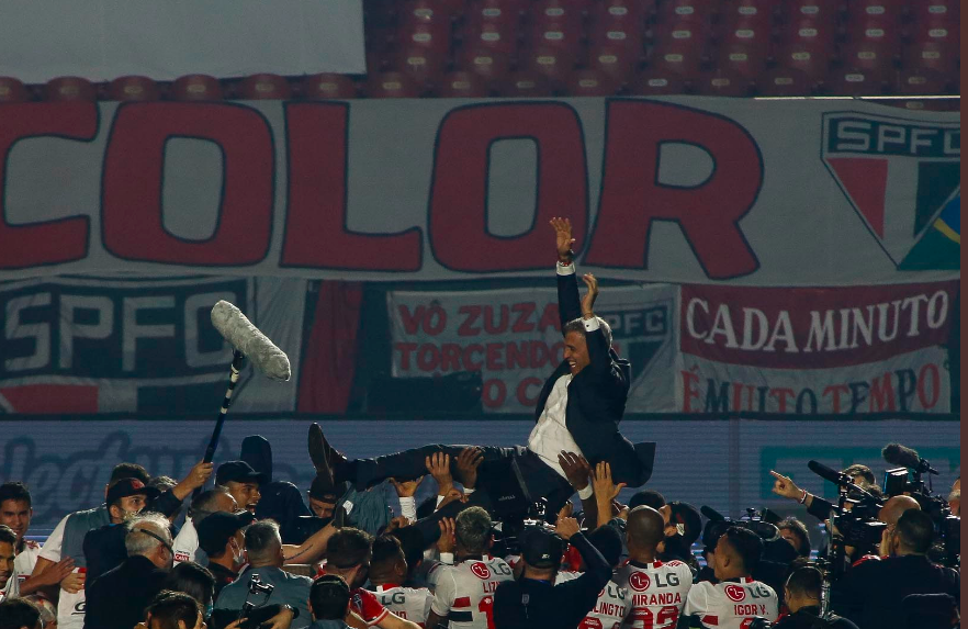 Anos sem ganhar título BLZ as pelo menos o spfc não fica inventando titulo,  ou pedindo