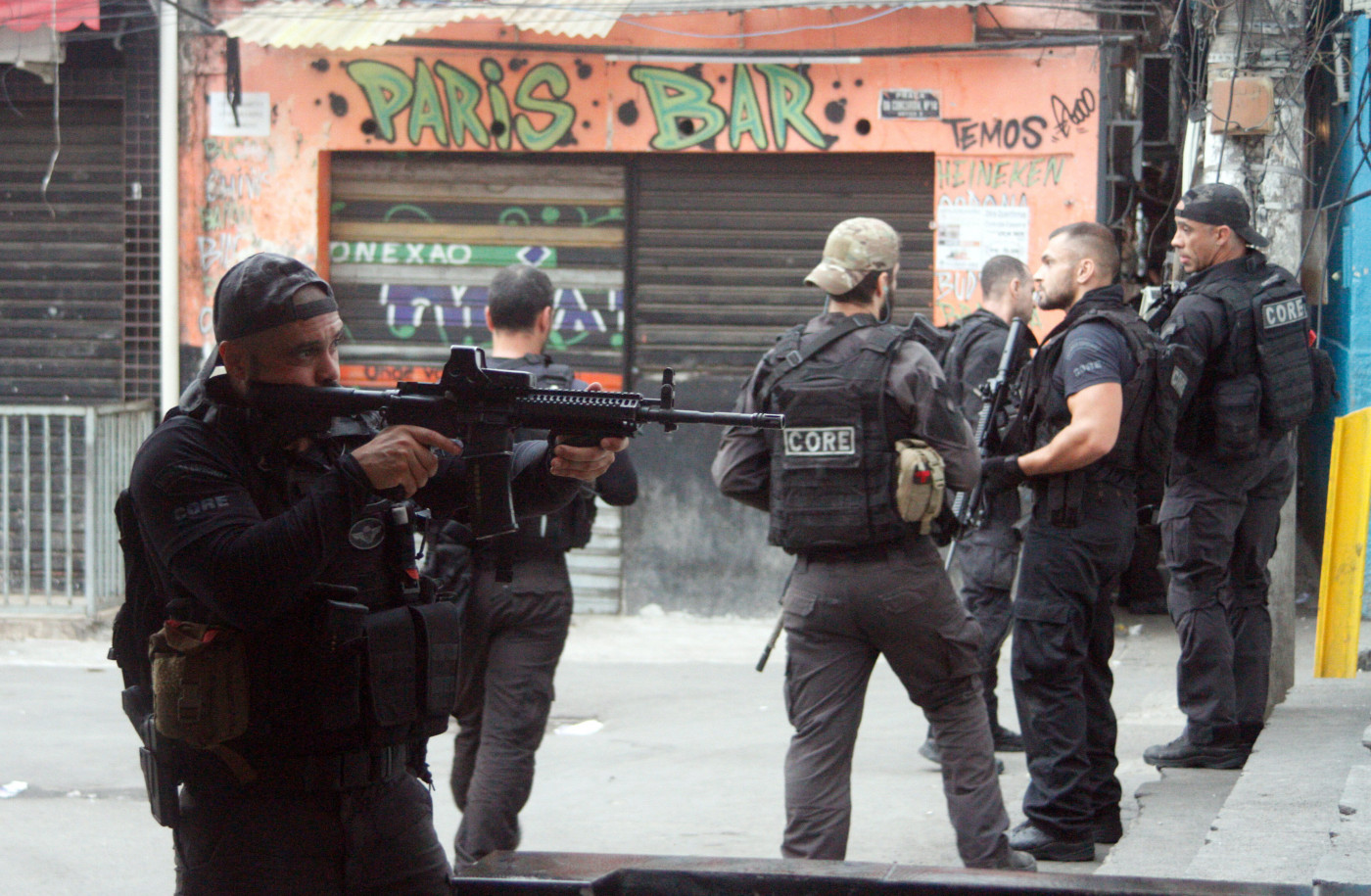 Imagens policiais entrando na favela do Jacarezinho