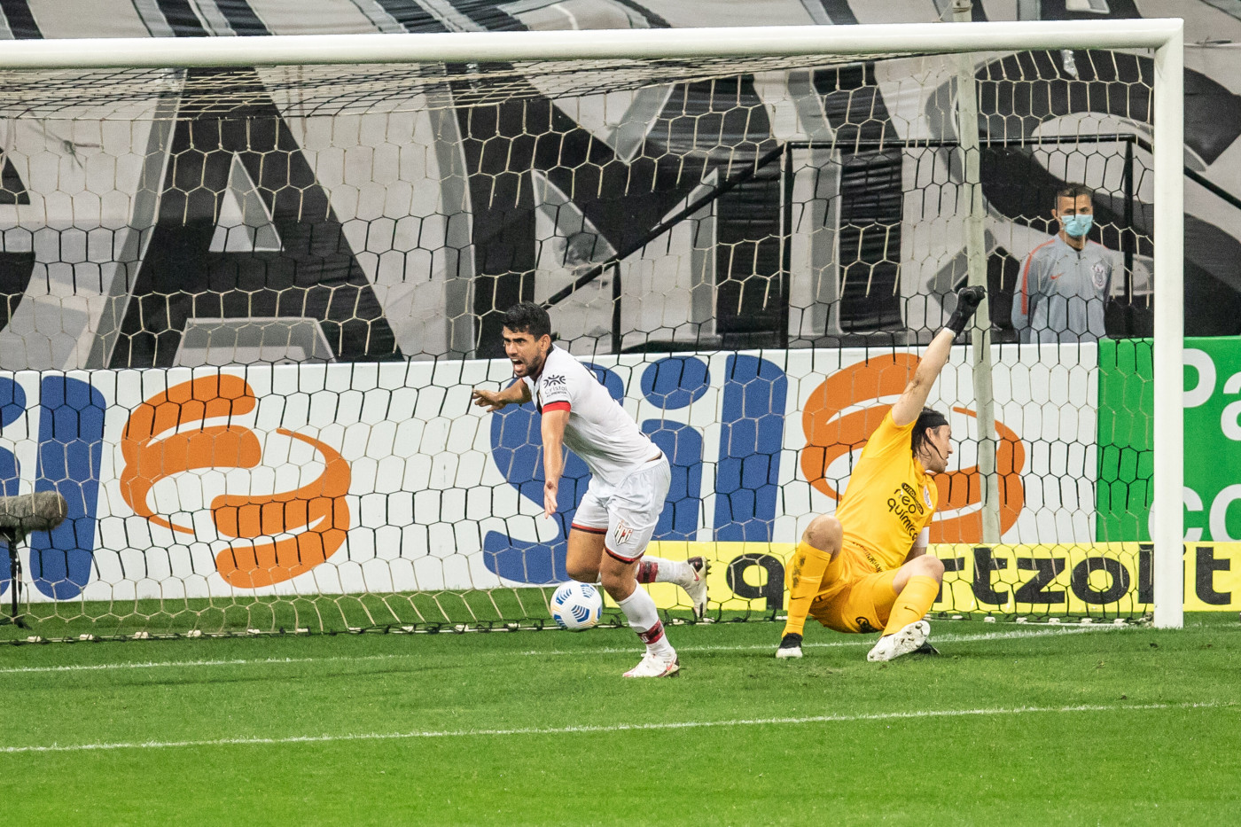 Atacante do Atlético-GO comemora gol marcado contra Corinthians