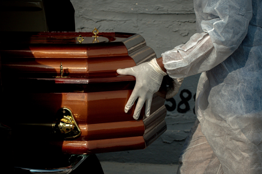 Funcionário coloca caixão de vítima da Covid-19 dentro de gaveta em cemitério