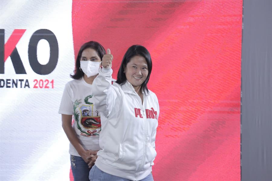 Candidata à presidência do Peru, Keiko Fujimori fazendo sinal positivo após votar