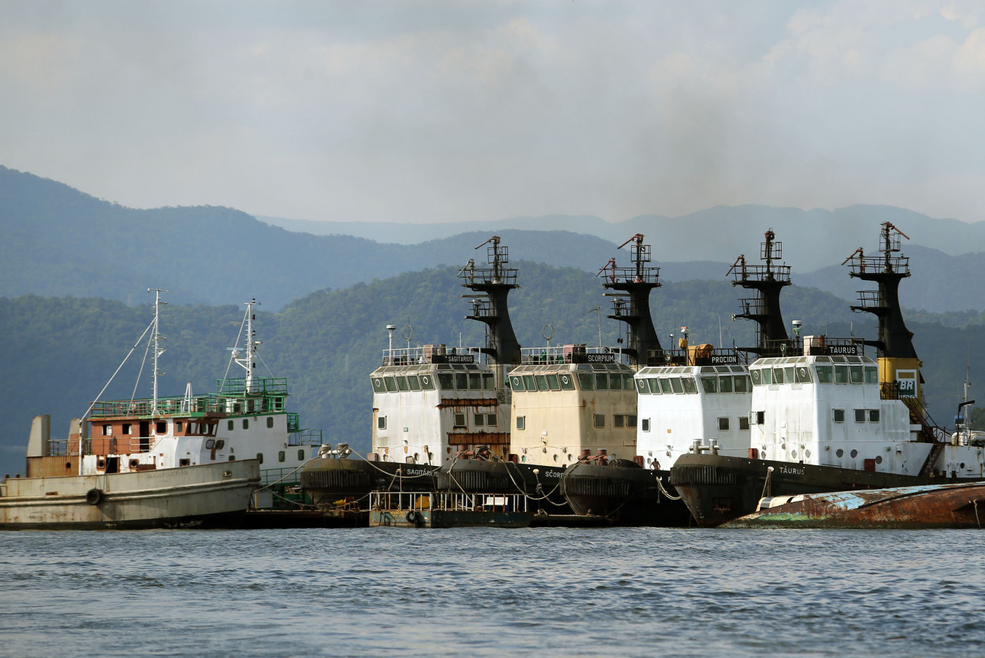Vista de barcas e navios no Porto de Santos, no Litoral Sul de São Paulo.
