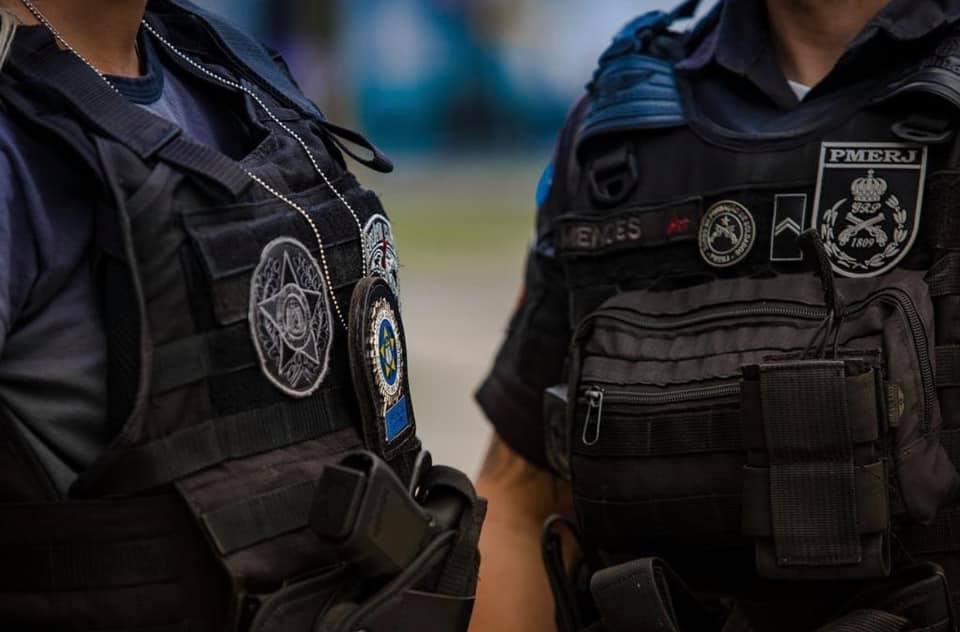 Dois agentes com fardas da Polícia Civil do Estado do Rio de Janeiro