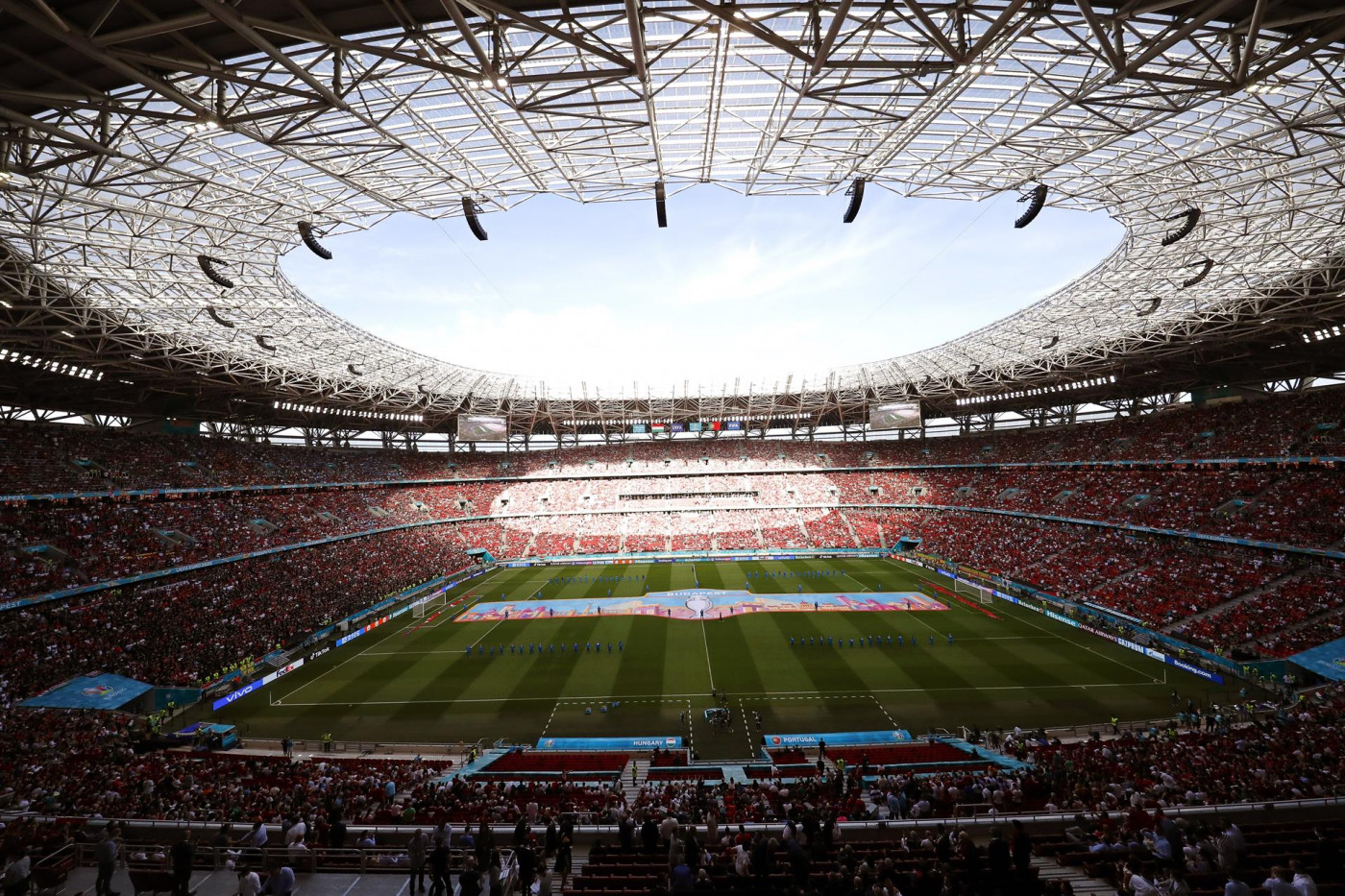 Visão panorâmica da Arena Puskás totalmente lotada para o jogo entre Hungria e Portugal