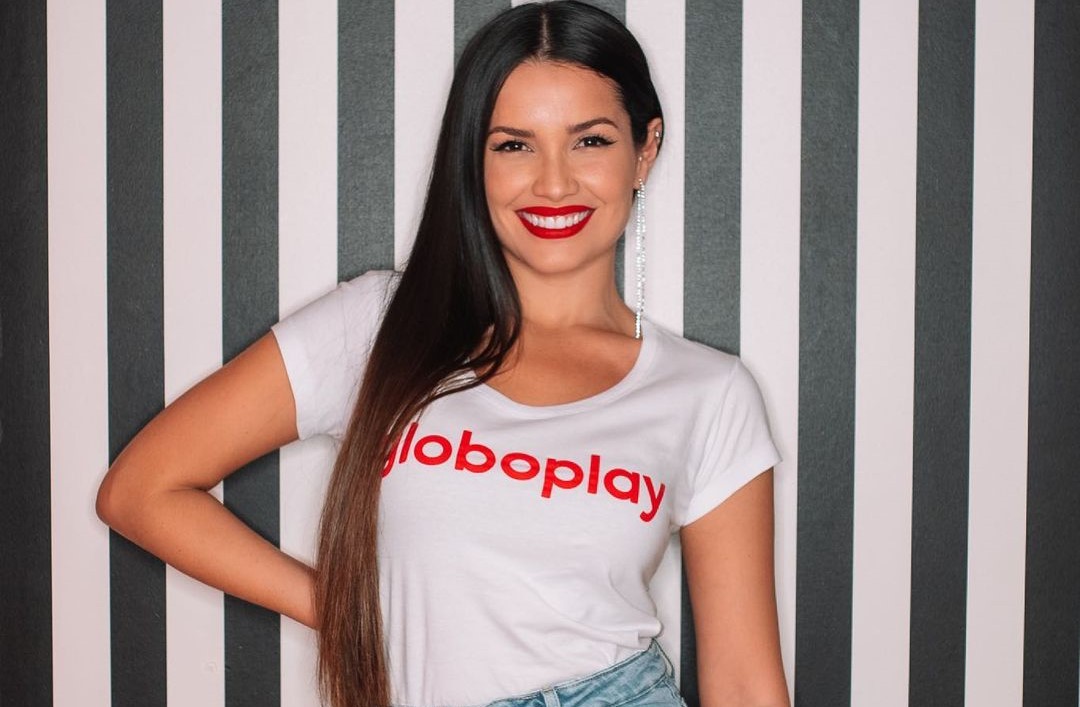 Ex-BBB Juliette Freire com camiseta do GloboPlay