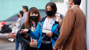 meninas medem a temperatura no México para entrar na escola
