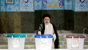 Candidato Ebrahim Raisi vota nas eleições do Irã