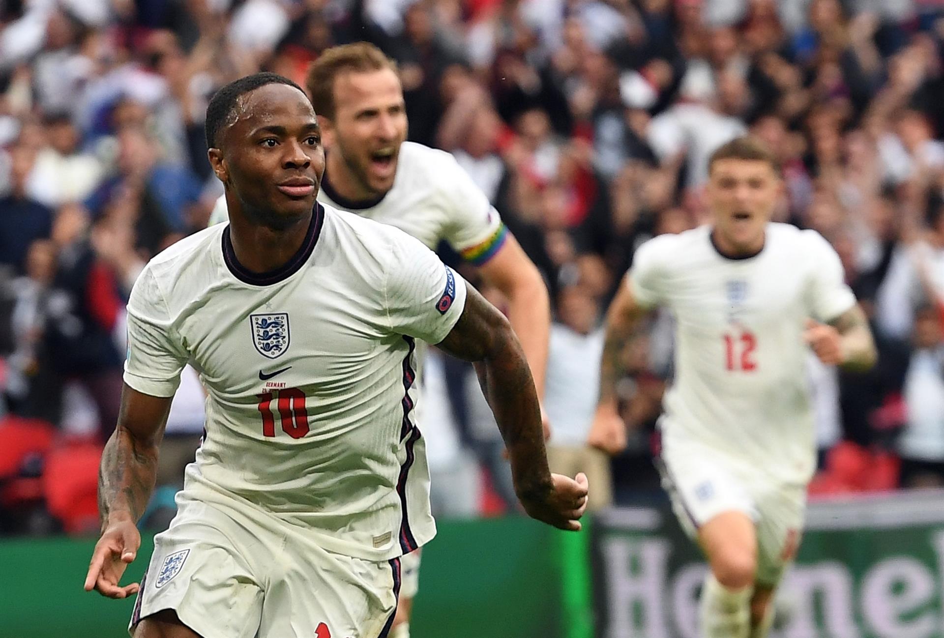 Sterling, da Inglaterra, celebra gol marcado contra a Alemanha nas oitavas da Eurocopa