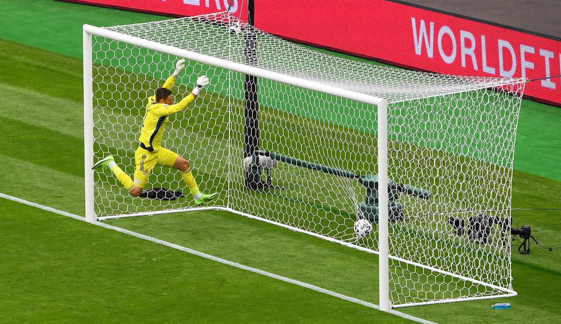 A República Tcheca venceu a Escócia com um golaço do meio-campo pela Eurocopa