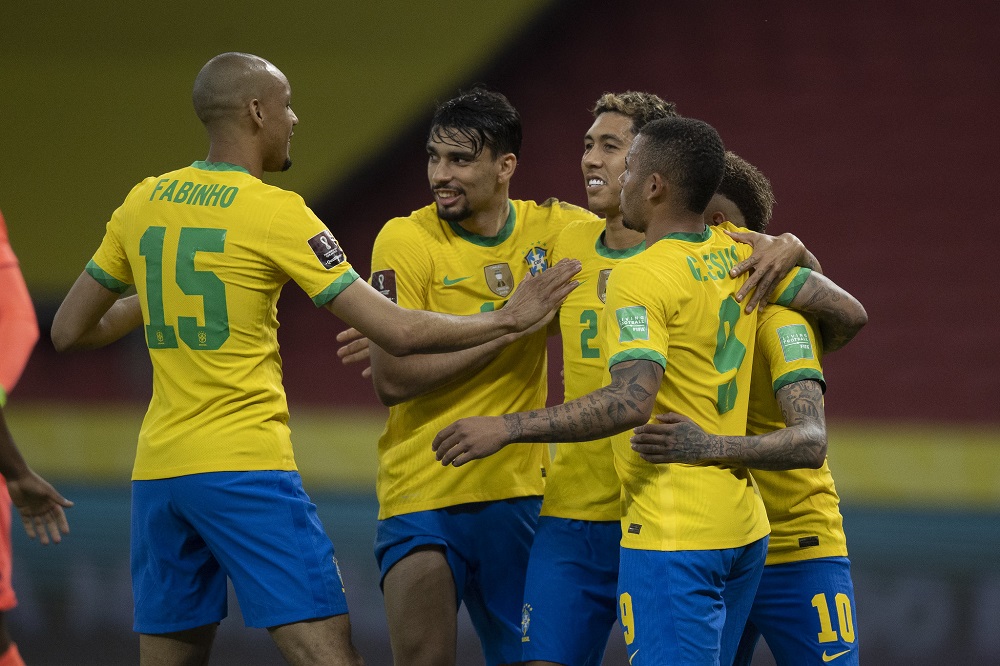 Na comemoração de um gol, Fabinho chega para se juntar a roda de abraço que já tinha Paquetá, Firmino, Neymar e Gabriel Jesus