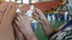 pessoa vacinando em Manaus