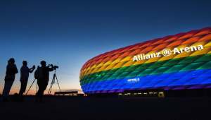 Allianz Stadium, casa do Bayern de Munique, iluminado com as cores do arco-íris