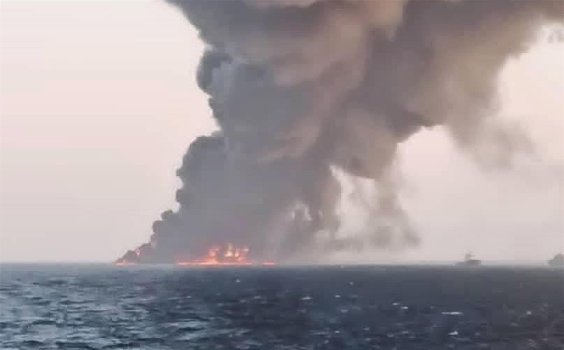 Maior navio da Marinha do Irã naufraga após pegar fogo no Golfo de Omã