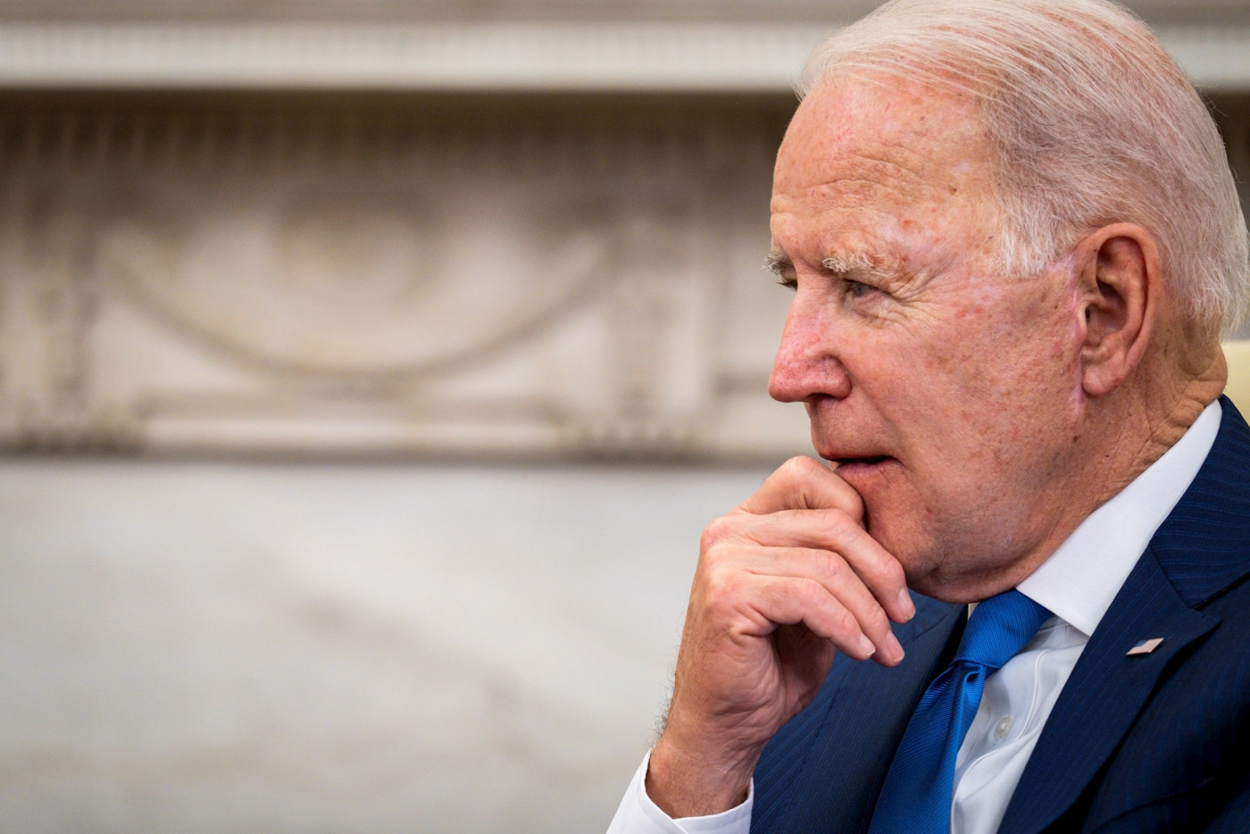 O presidente dos Estados Unidos, Joe Biden, com a mão no queixo e olhar distante