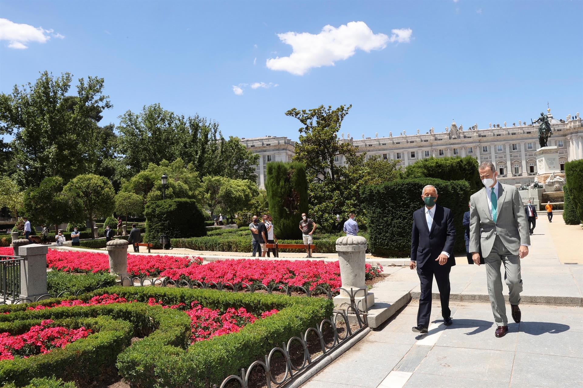 O Rei Felipe VI da Espanha e o Presidente Português, Marcelo Rebelo de Sousa, caminhando em frente ao Palácio Real durante seu encontro em Madrid
