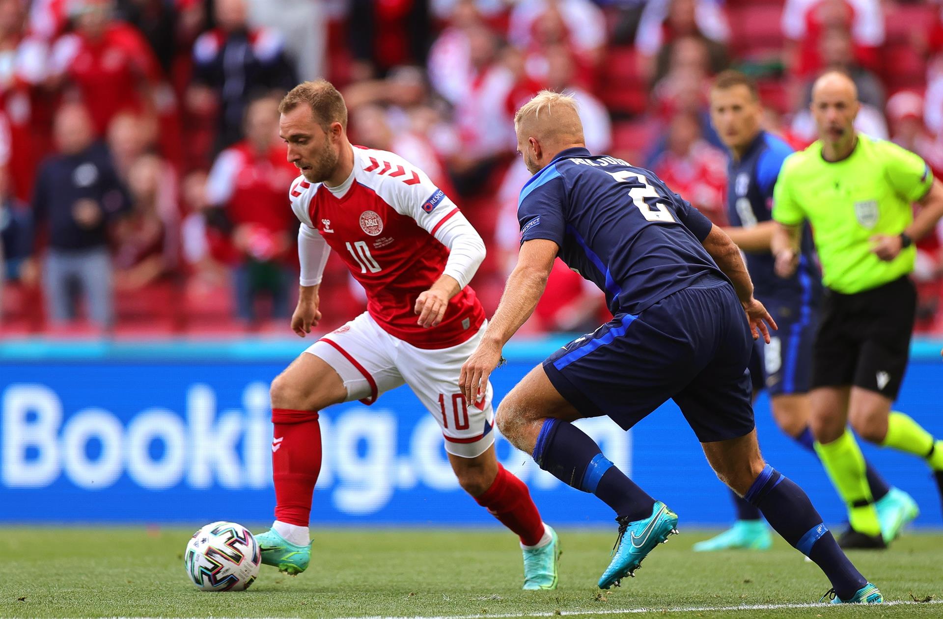 Crhistian Eriken desmaiou durante a partida entre Dinamarca e Finlândia