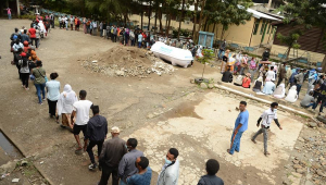 Pessoas em fila nas Eleições na etiópia