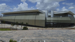 Vista diurna da parte externa da Arena Pantanal, em Cuiabá