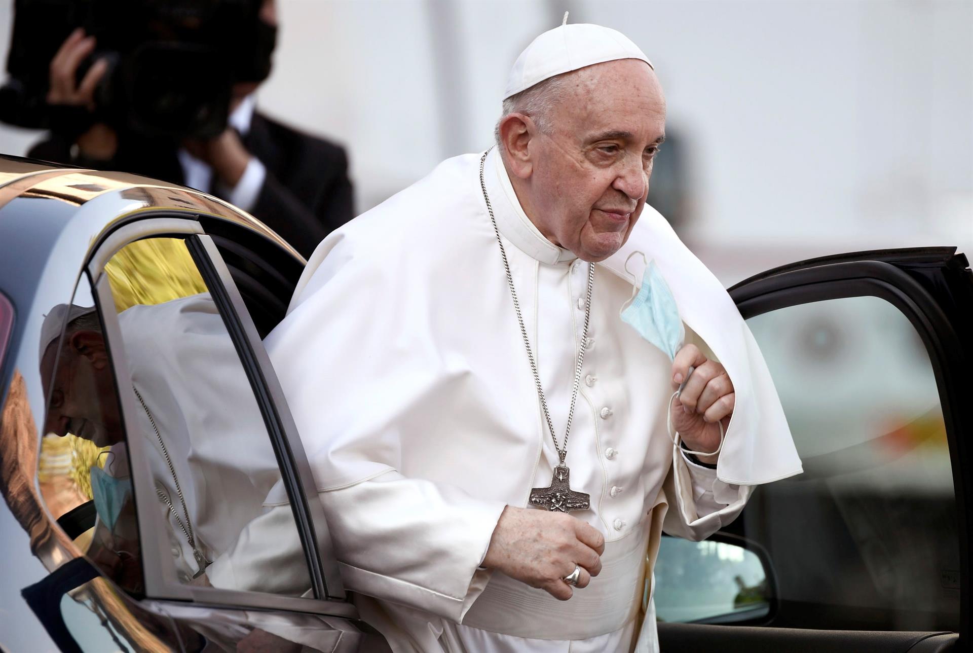 O Papa Francisco chega para conduzir a oração nos jardins do Vaticano