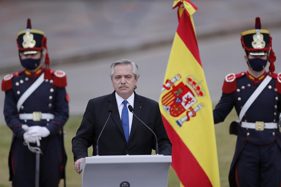 Presidente da Argentina Alberto Fernandez ao lado da bandeira da Espanha
