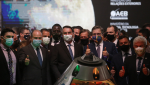 Presidente Jair Bolsonaro, ao lado de autoridades, comemora adesão do Brasil a projeto da NASA