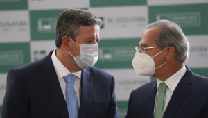 Segunda etapa da reforma tributária foi entregue pessoalmente pelo ministro Paulo Guedes ao presidente da Câmara, Arthur Lira
