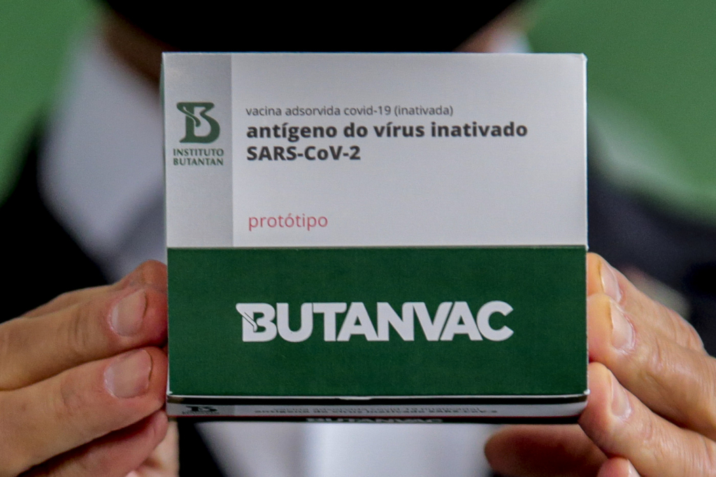 O governador de São Paulo, João Doria, mostra caixa da vacina contra a Covid-19 ButanVac