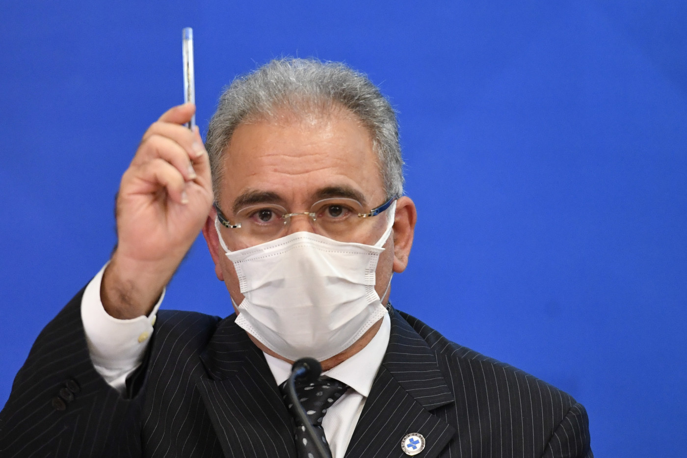O ministro da Saúde, Marcelo Queiroga, segura caneta