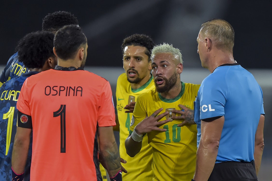 Jogadores de Brasil e Colômbia discutem durante partida válida pela Copa América