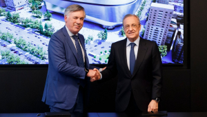 Carlo Ancelotti ao lado do presidente do Real Madrid, Florentino Pérez