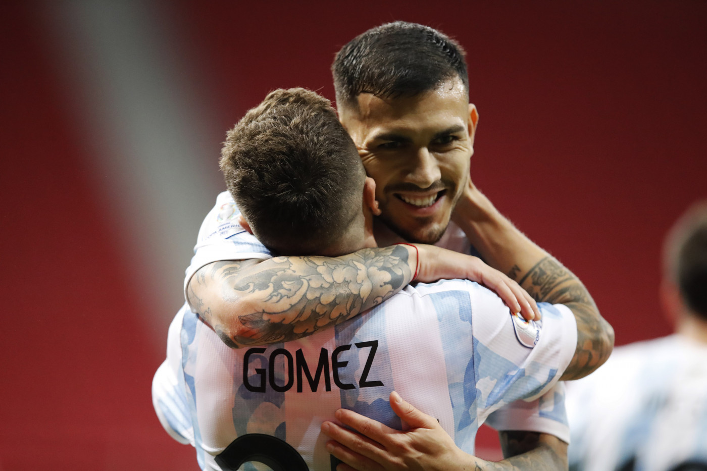 Jogadores da Argentina comemorando gol contra o Paraguai