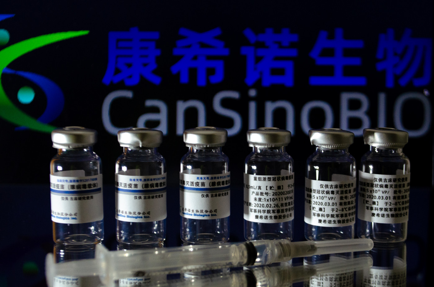 Frascos da vacina CanSino aparecem enfileirados com um seringa