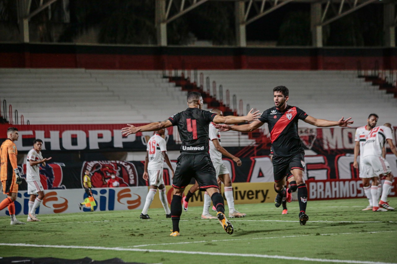 Éder e Zé Roberto comemoram gol do Atlético-GO contra o São Paulo pela segunda rodada do Brasileirão 2021