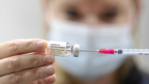 Profissional da saúde mostra frasco de vacina da Janssen