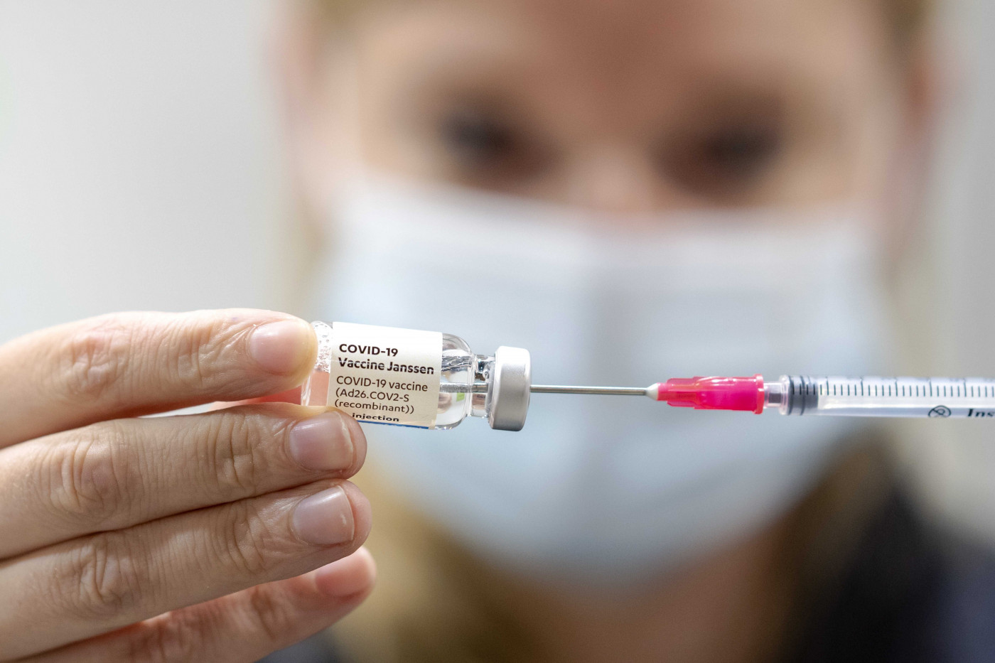 Profissional da saúde mostra frasco de vacina da Janssen