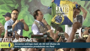 Transmissão da TV Brasil mostra Bolsonaro segurando uma camiseta com a mensagem "É melhor Jair se acostumando. Bolsonaro 2022”