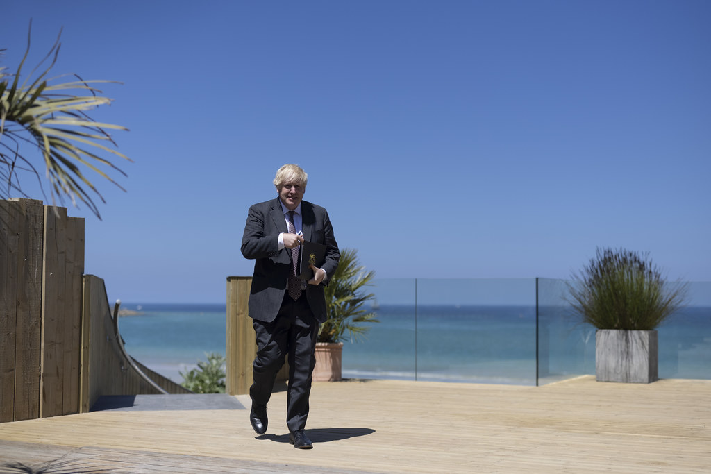 Boris Johnson anuncia que G7 promete 1 bilhão de doses aos países mais pobres