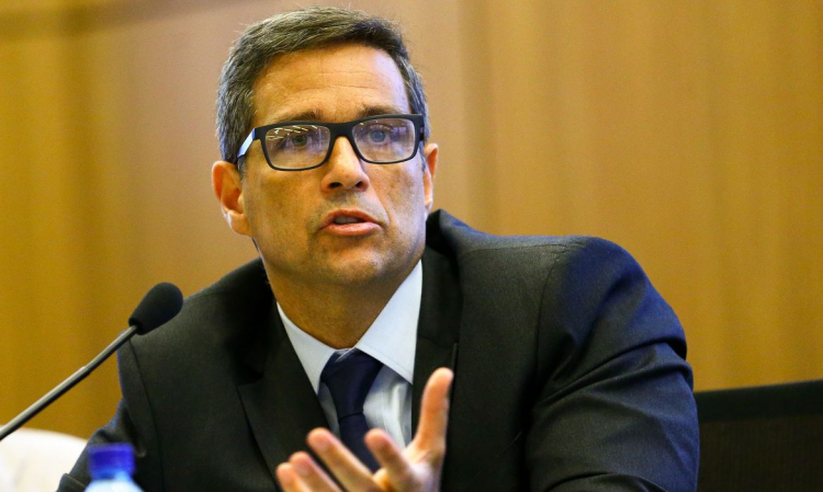 Campos Neto defende estabilidade fiscal e diz que inflação está desacelerando