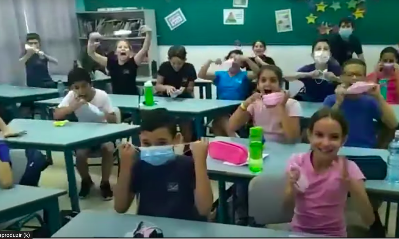 Crianças tirando a máscara e comemorando em Israel