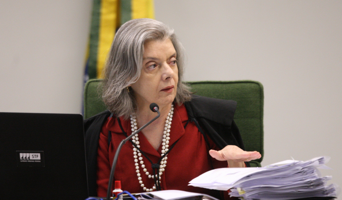Ministra Cármen Lúcia olhando para o lado durante sessão da 2ª turma