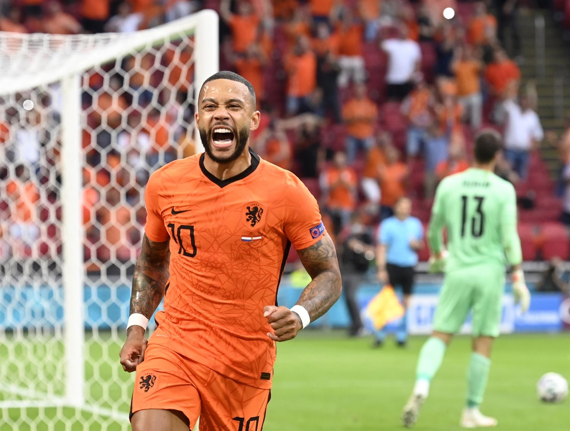 Debay comemora gol marcado pela Holanda contra a Áustria
