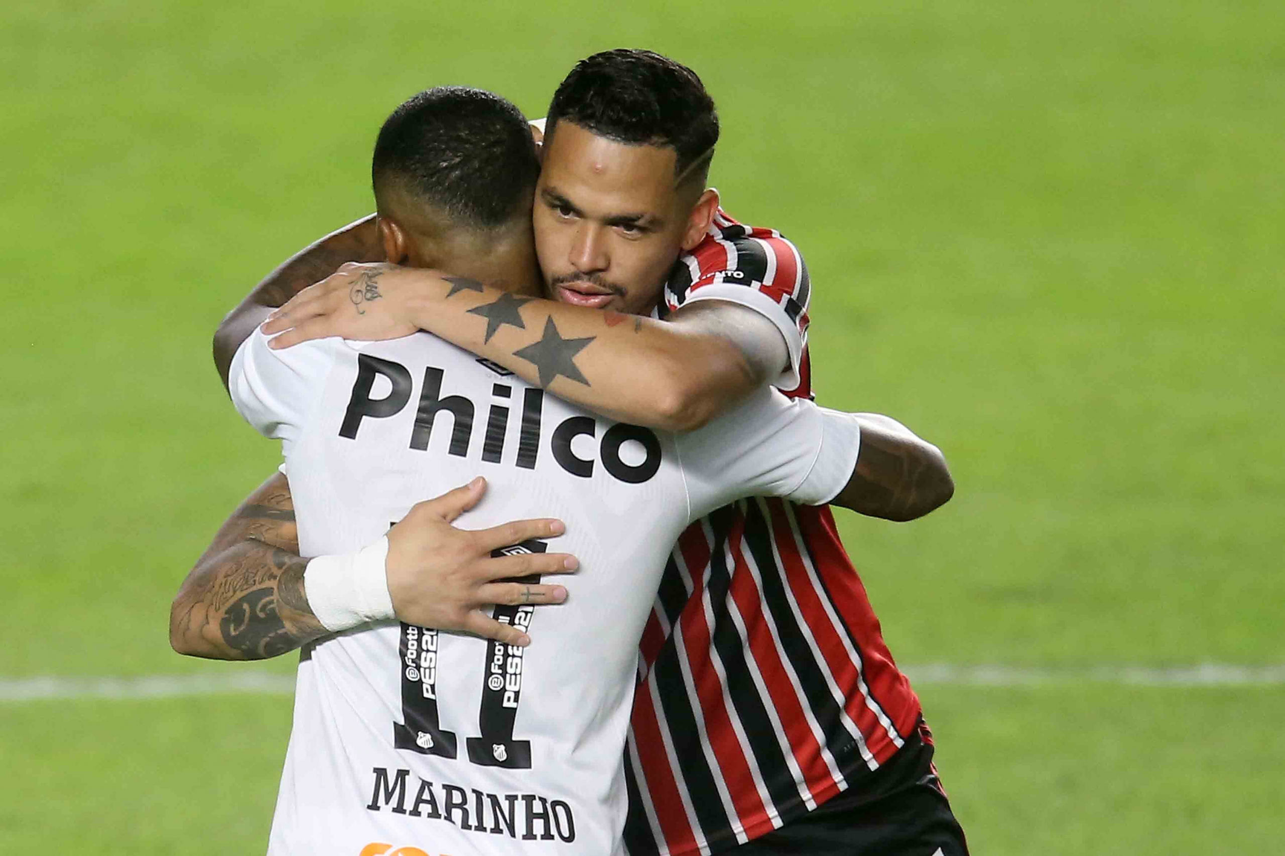 Luciano abraça Marinho antes de Santos x São Paulo