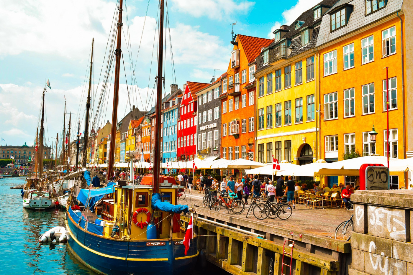 Casas coloridas à beira de um canal na Dinamarca