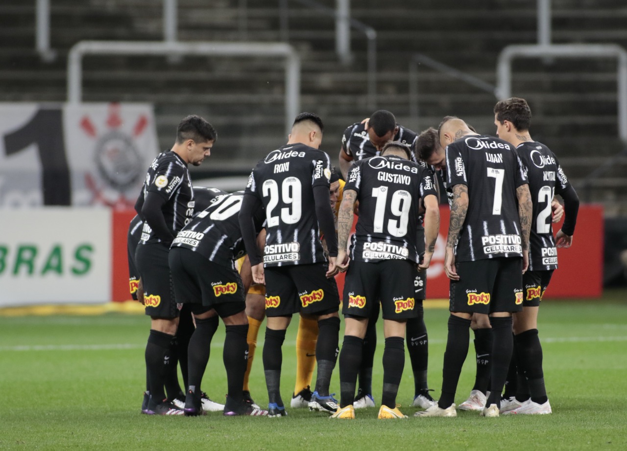 Jogadores do Corinthians reunidos antes da partida contra o Atlético-GO