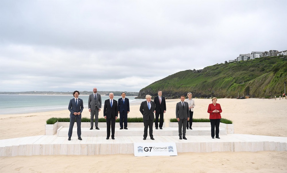 Com o mar ao fundo, líderes mundiais, todos vestidos socialmente, se alinham para foto posada do G7, grupo de países mais ricos do mundo; na primeira fileira estão Justin Trudeau, Joe Biden, Boris Johnson, Emmanuel Macron e Angela Merkel; atrás deles, Charles Michel, Mario Draghi, Yoshihide Suga e Ursula von der Leyen
