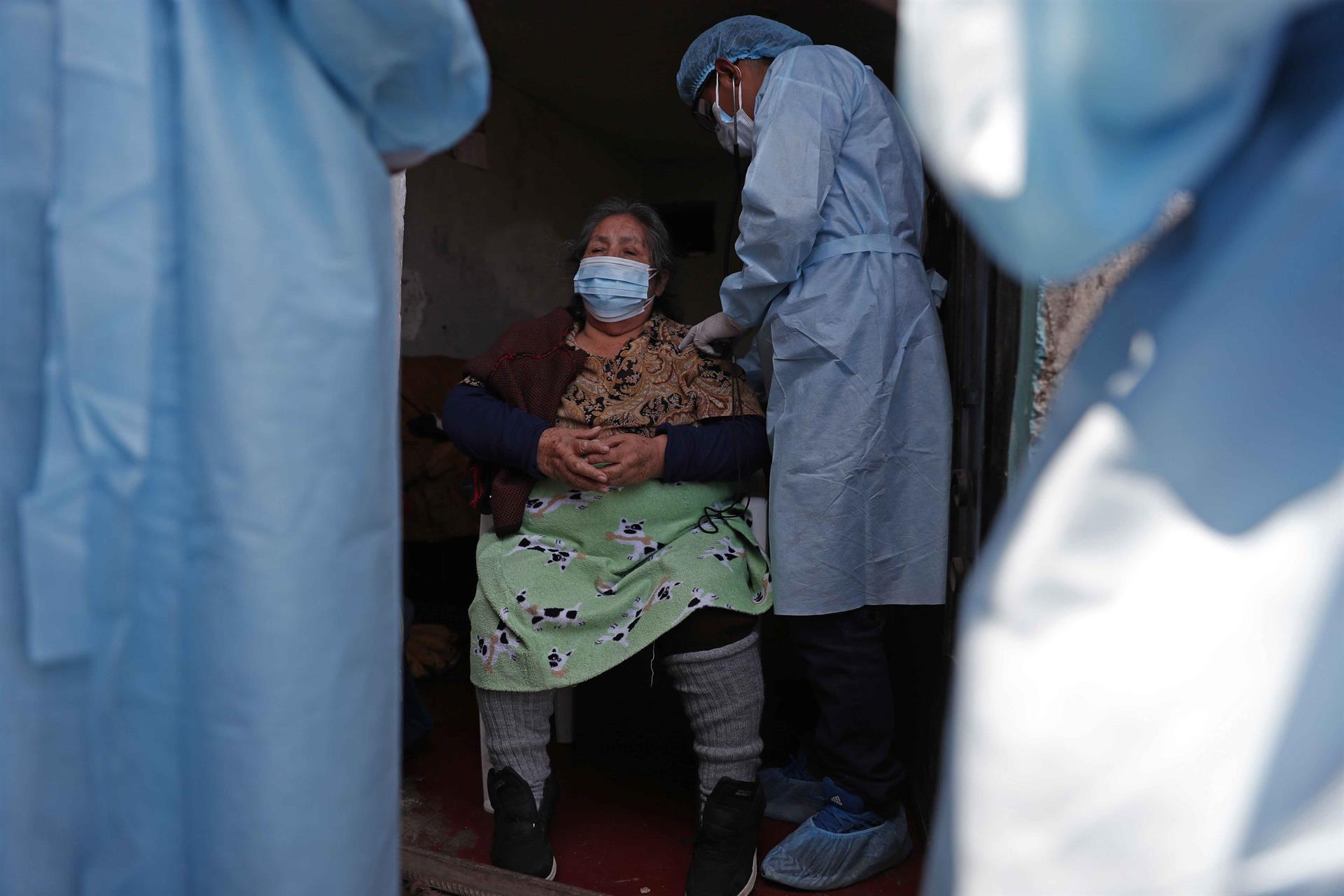 Mulher é vacinada contra covid-19 em Lima, no Peru
