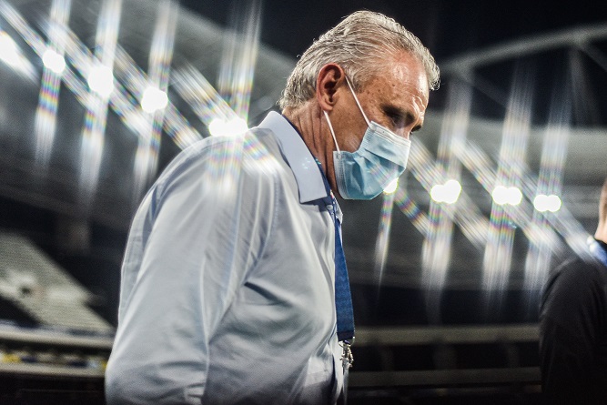 Tite, treinador da seleção brasileira, pensativo durante partida contra a Colômbia