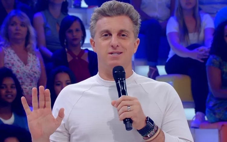 Luciano Huck apresentando o Caldeirão