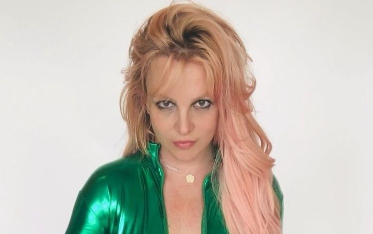 Britney Spears com uma roupa verde posando para a foto